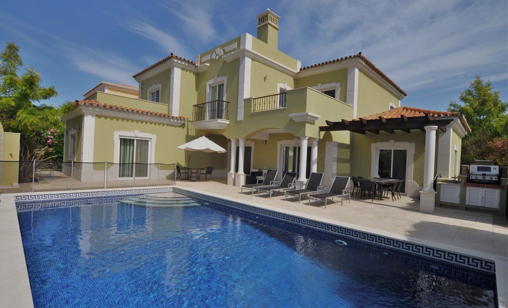 Dubai villa with swimming pool – professional water leak detection services
